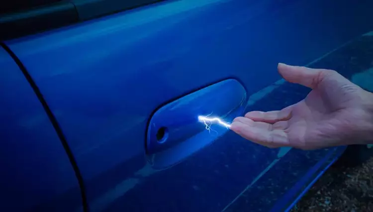 Arabadan inerken elektrik çarpmasını engelleme